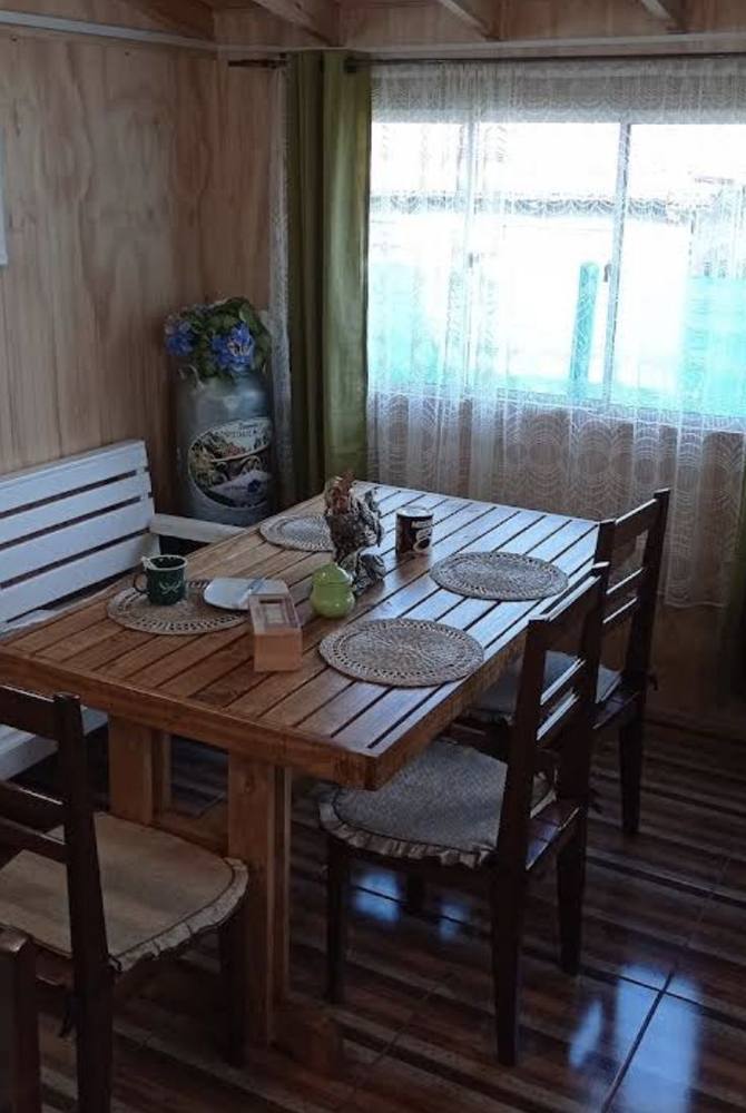 Mesa de madera con individuales tejidos en la cabaña
