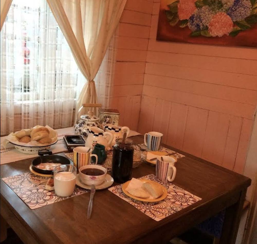 Mesa servida para el desayuno junto a la ventana