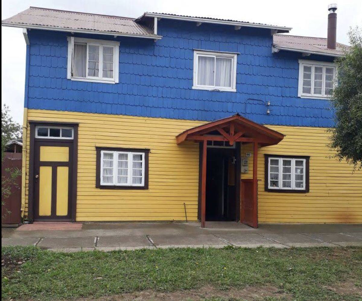 Fachada azul y amarilla de la casa de Las Piedras del Río Bueno