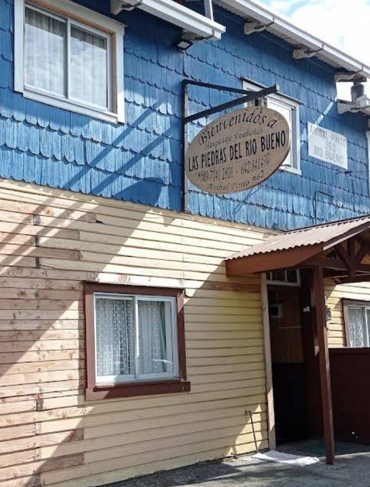 Letrero de madera con el nombre del hospedaje